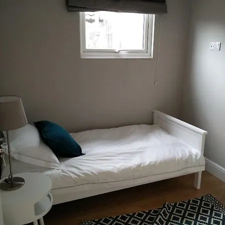 289a Gloucester Road 아파트 *